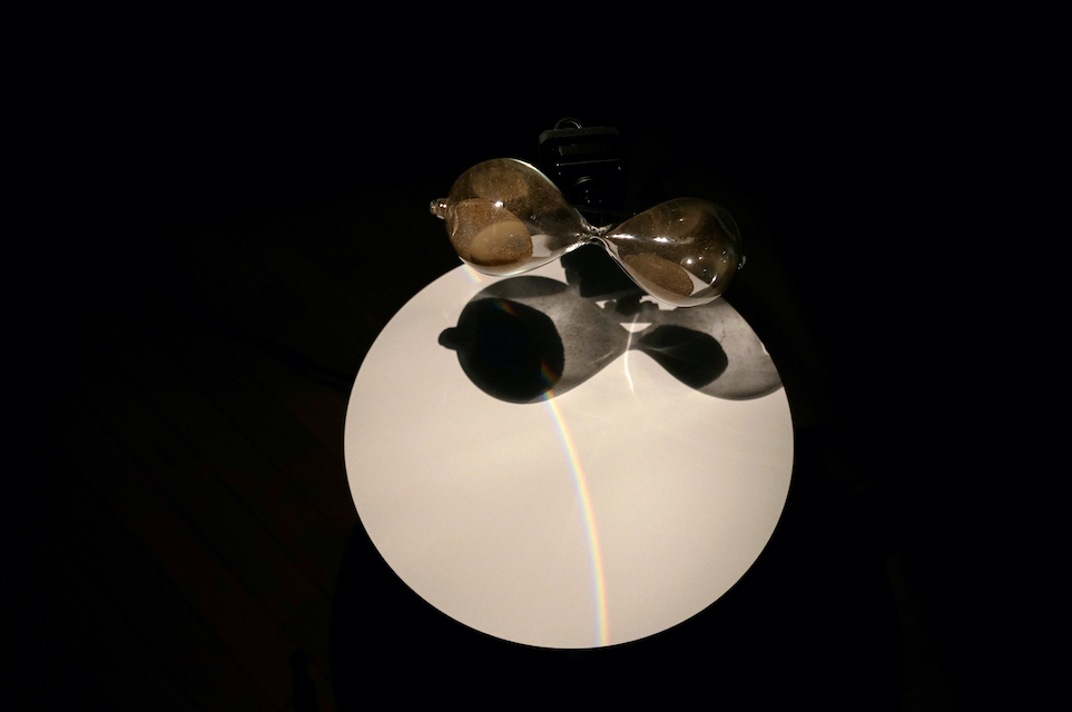 8 17、2020/ ［日本語］ / 第 12 回恵比寿映像祭「時間を想像する」展示より / 提供：東京都写真美術館 撮影：才木暢宏 / ［英語］ / Still from Exhibition, Yebisu International Festival for Art & Alternative Visions 2020: The Imagination of Time Courtesy of Tokyo Photographic Art Museum Photo: SAIKI Nobuhiro 